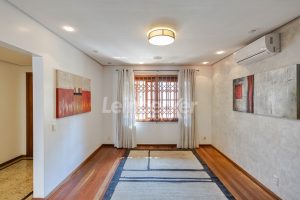 Casa para alugar com 420m², 6 dormitórios, 9 vagas no bairro Medianeira em Porto Alegre - Foto 3