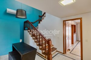 Casa para alugar com 420m², 6 dormitórios, 9 vagas no bairro Medianeira em Porto Alegre - Foto 4