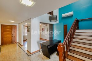 Casa para alugar com 420m², 6 dormitórios, 9 vagas no bairro Medianeira em Porto Alegre - Foto 5