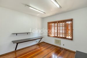 Casa para alugar com 420m², 6 dormitórios, 9 vagas no bairro Medianeira em Porto Alegre - Foto 7