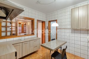 Casa para alugar com 420m², 6 dormitórios, 9 vagas no bairro Medianeira em Porto Alegre - Foto 14