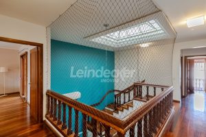 Casa para alugar com 420m², 6 dormitórios, 9 vagas no bairro Medianeira em Porto Alegre - Foto 23