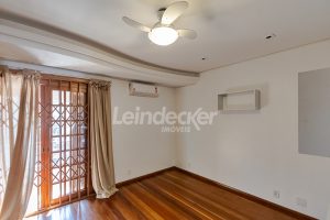 Casa para alugar com 420m², 6 dormitórios, 9 vagas no bairro Medianeira em Porto Alegre - Foto 29