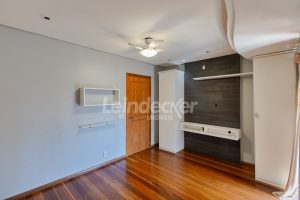 Casa para alugar com 420m², 6 dormitórios, 9 vagas no bairro Medianeira em Porto Alegre - Foto 30