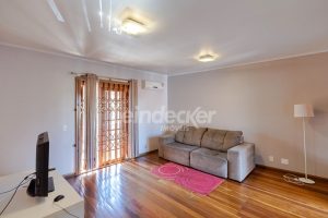 Casa para alugar com 420m², 6 dormitórios, 9 vagas no bairro Medianeira em Porto Alegre - Foto 31