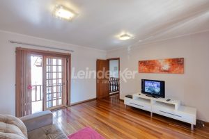 Casa para alugar com 420m², 6 dormitórios, 9 vagas no bairro Medianeira em Porto Alegre - Foto 32