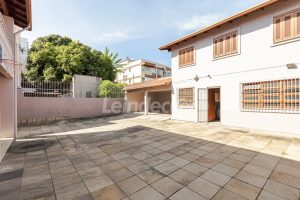 Casa para alugar com 420m², 6 dormitórios, 9 vagas no bairro Medianeira em Porto Alegre - Foto 35