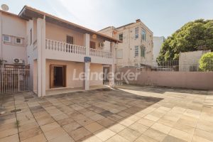 Casa para alugar com 420m², 6 dormitórios, 9 vagas no bairro Medianeira em Porto Alegre - Foto 36