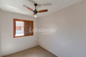 Casa para alugar com 420m², 6 dormitórios, 9 vagas no bairro Medianeira em Porto Alegre - Foto 43