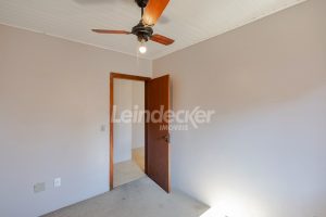 Casa para alugar com 420m², 6 dormitórios, 9 vagas no bairro Medianeira em Porto Alegre - Foto 44