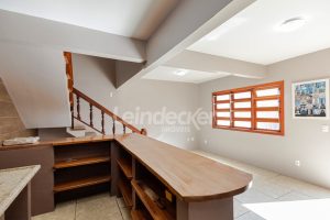 Casa para alugar com 420m², 6 dormitórios, 9 vagas no bairro Medianeira em Porto Alegre - Foto 51