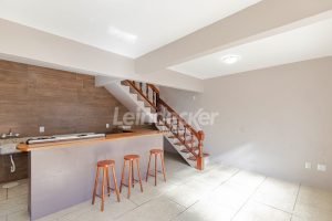 Casa para alugar com 420m², 6 dormitórios, 9 vagas no bairro Medianeira em Porto Alegre - Foto 52