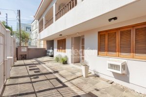 Casa para alugar com 420m², 6 dormitórios, 9 vagas no bairro Medianeira em Porto Alegre - Foto 55