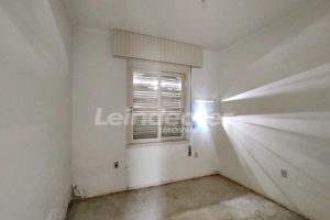 Casa Comercial para alugar com 326m², 3 dormitórios, 3 vagas no bairro Navegantes em Porto Alegre - Foto 5