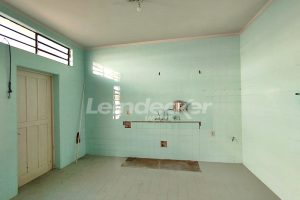 Casa Comercial para alugar com 326m², 3 dormitórios, 3 vagas no bairro Navegantes em Porto Alegre - Foto 11