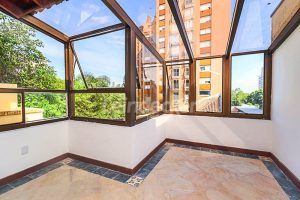 Casa Comercial para alugar com 430m², 5 dormitórios, 6 vagas no bairro Menino Deus em Porto Alegre - Foto 17