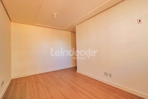 Casa Comercial para alugar com 430m², 5 dormitórios, 6 vagas no bairro Menino Deus em Porto Alegre - Foto 24