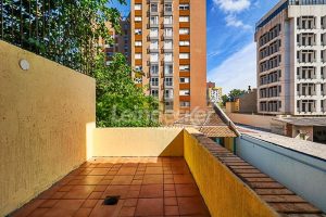 Casa Comercial para alugar com 430m², 5 dormitórios, 6 vagas no bairro Menino Deus em Porto Alegre - Foto 25