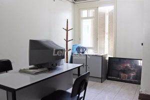 Casa à venda com 236m², 3 dormitórios, 4 vagas no bairro Menino Deus em Porto Alegre - Foto 23
