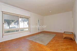 Casa à venda com 286m², 3 dormitórios, 1 suíte, 6 vagas no bairro Auxiliadora em Porto Alegre - Foto 3