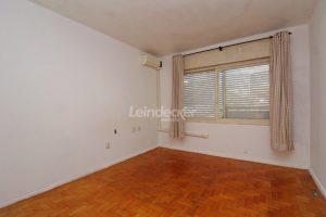 Casa à venda com 286m², 3 dormitórios, 1 suíte, 6 vagas no bairro Auxiliadora em Porto Alegre - Foto 23