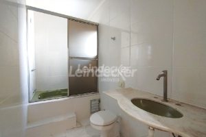 Casa à venda com 298m², 3 dormitórios, 2 vagas no bairro Medianeira em Porto Alegre - Foto 30