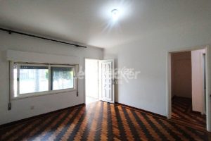Casa à venda com 298m², 3 dormitórios, 2 vagas no bairro Medianeira em Porto Alegre - Foto 2