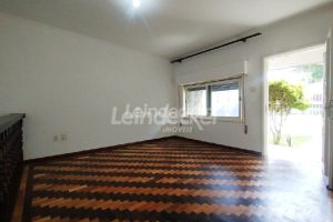 Casa à venda com 298m², 3 dormitórios, 2 vagas no bairro Medianeira em Porto Alegre - Foto 3