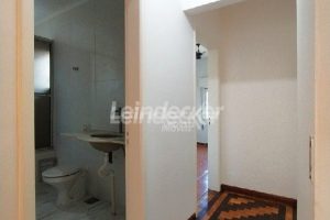 Casa à venda com 298m², 3 dormitórios, 2 vagas no bairro Medianeira em Porto Alegre - Foto 18