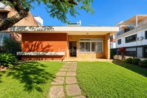 Casa à venda com 152m², 3 dormitórios, 5 vagas no bairro Menino Deus em Porto Alegre - Foto 1