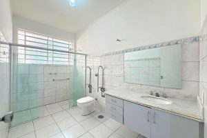 Casa à venda com 152m², 3 dormitórios, 5 vagas no bairro Menino Deus em Porto Alegre - Foto 15