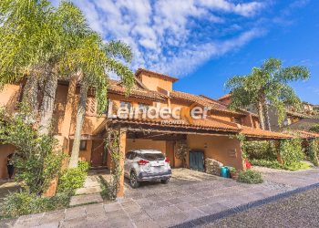 Casa em Condomínio para alugar com 500m², 3 dormitórios, 2 vagas no bairro Três Figueiras em Porto Alegre