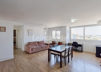 Apartamento para alugar com 72m², 2 dormitórios, 2 vagas no bairro São João em Porto Alegre