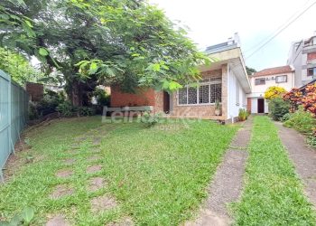 Casa Comercial para alugar com 152m², 3 dormitórios, 5 vagas no bairro Menino Deus em Porto Alegre