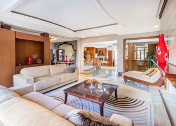 Casa para alugar com 580m², 5 dormitórios, 4 vagas no bairro Ipanema em Porto Alegre
