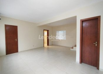 Casa para alugar com 97m², 2 dormitórios, 1 vaga no bairro Teresópolis em Porto Alegre