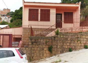 Casa à venda com 149m², 4 dormitórios, 3 vagas no bairro Glória em Porto Alegre