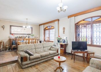 Casa à venda com 288m², 3 dormitórios, 2 suítes, 4 vagas no bairro Petrópolis em Porto Alegre