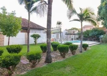 Casa à venda com 218m², 3 dormitórios, 2 suítes, 4 vagas no bairro Partenon em Porto Alegre