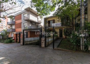 Casa à venda com 300m², 3 dormitórios, 2 vagas no bairro Petrópolis em Porto Alegre