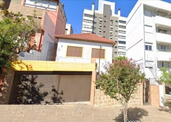 Casa à venda com 247m², 3 dormitórios, 2 vagas no bairro Petrópolis em Porto Alegre