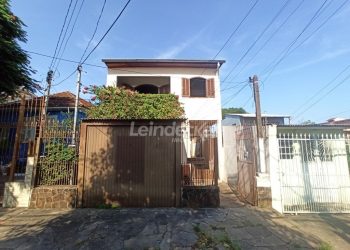 Casa à venda com 150m², 3 dormitórios, 1 vaga no bairro Partenon em Porto Alegre