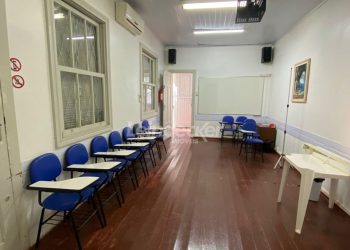 Casa comercial à venda com 145m², 2 vagas no bairro Santa Cecília em Porto Alegre